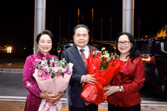 NA Chairman Tran Thanh Man (centre) and his spouse Nguyen Thi Thanh Nga (left) at Noi Bai International Airport on early July 22 morning. (Photo: VNA)