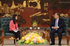 Standing Deputy Prime Minister Pham Gia Tuc (right) and US Ambassador to Vietnam Jennifer Wicks at the meeting in Hanoi on August 19 (Photo: chinhphu.vn)
