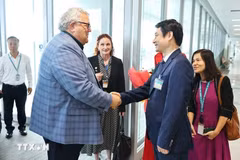 Speaker of the New Zealand House of Representatives Gerry Brownlee (left) is welcomed by Deputy Minister of Foreign Affairs Le Anh Tuan at Noi Bai International Airport on August 27 morning. (Photo: VNA)