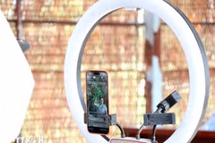 A seller in Vinh Long province livestreams to advertise products. (Photo: VNA)