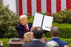 US President Donald Trump signs reciprocal tariff executive orders at the White House on April 2, 2025 (Photo: Xinhua/VNA)