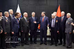 General Secretary of the Communist Party of Vietnam Central Committee and President To Lam talks to representatives of the Russian War Veterans Association and the Russia–Vietnam Friendship Association at the meeting in Moscow on September 7. (Photo: VNA)