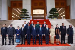 PM Le Minh Hung (front, seventh from left), ASEAN diplomats and officials at the meeting in Hanoi on August 27 (Photo: VNA)