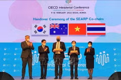 Representatives of Vietnam (second from right) and Australia (centre) receive the SEARP co-chairmanship at the handover ceremony in Seoul in February 2022. (Photo: VNA)