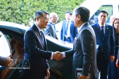 A senior Indian official sees off PM Le Minh Hung (left) as the Vietnamese leader concludes the working trip to attend the 18th BRICS Summit and conduct bilateral activities in India. (Photo: VNA)