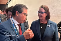 Vietnamese Ambassador to Australia Pham Hung Tam (left) talks to Australian Minister for Resources Madeleine King. (Photo: VNA)