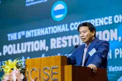 Prof. Hoang Chung Tham of Auburn University addresses the conference. (Photo: ICISE)