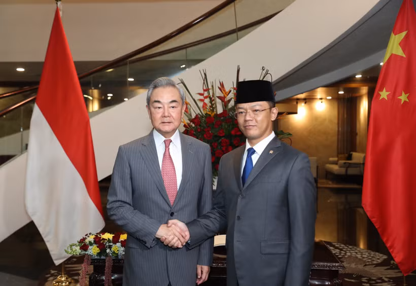 Indonesian Foreign Minister Sugiono (right) and his Chinese counterpart Wang Yi at the inaugural Comprehensive Strategic Dialogue (CSD) in Jakarta on August 21, 2026 (Photo: Xinhua/VNA)
