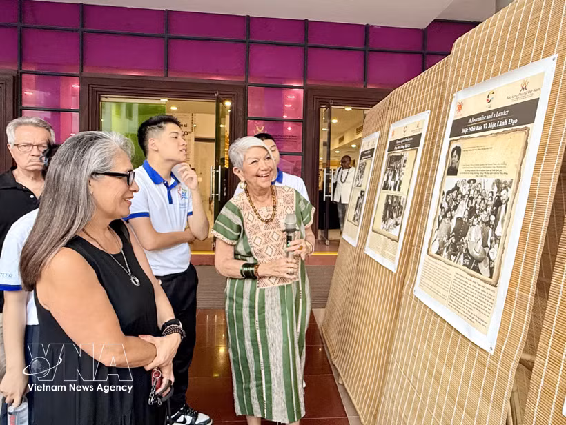 Visitors at the Women Soldiers in the Mexican Revolution exhibition (Photo: VNA)