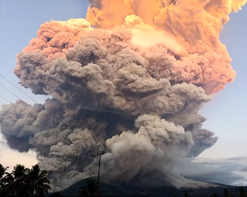 Lewotobi Laki Laki volcano erupts on June 17, 2025. (Photo: Xinhua/VNA)