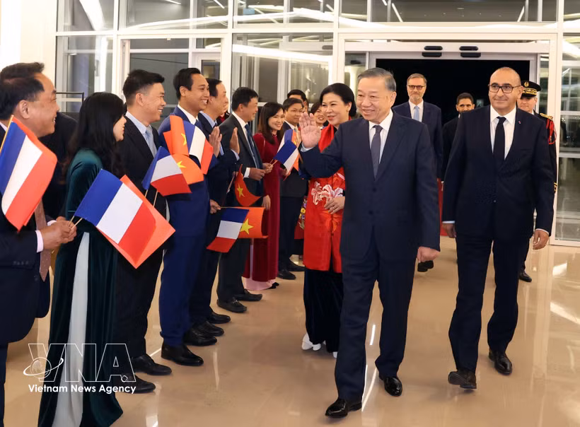 General Secretary of the Communist Party of Vietnam Central Committee and President To Lam and his spouse are welcomed at Orly Airport by the Vietnamese Embassy staff and members of the Vietnamese community in France early in the morning of September 10. (Photo: VNA)