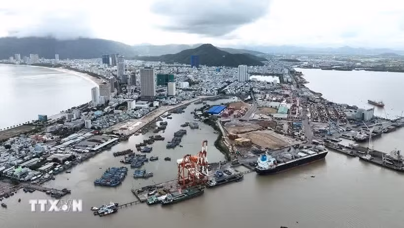 Quy Nhon Port, located in Quy Nhon Bay of Gia Lai province, offers highly favourable conditions for vessel anchoring and cargo handling throughout the year. (Photo: VNA)