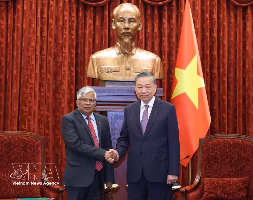 General Secretary of the Communist Party of Vietnam Central Committee and President To Lam (right) receives outgoing Bangladeshi Ambassador Mohammad Lutfor Rahman on September 5. (Photo: VNA)
