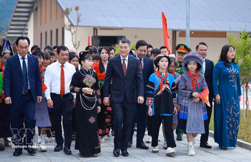 Prime Minister Le Minh Hung join students and teachers of the Muong Khuong Inter-level Primary and Secondary Boarding School, Lao Cai province, in the opening ceremony of the 2026–2027 academic year on September 5. (Photo: VNA)