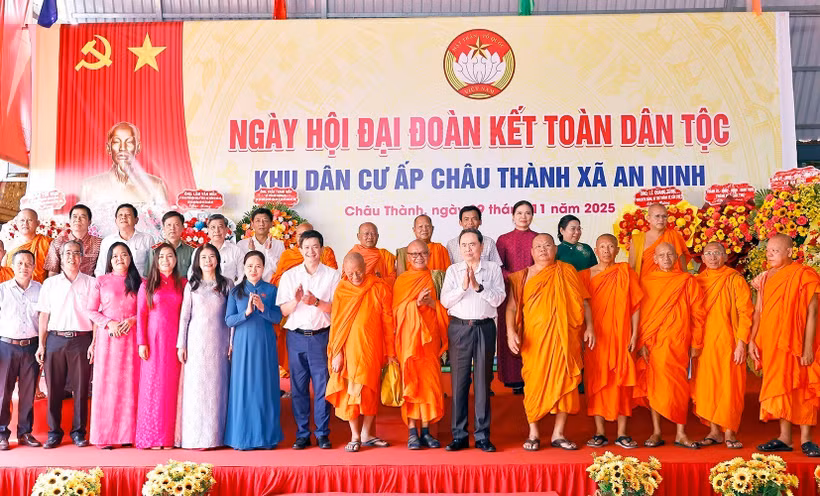 NA Chairman Tran Thanh Man (front, sixth from right) and other participants in the Great National Solidarity Festival in Chau Thanh hamlet, Can Tho's An Ninh commune, on November 9 (Photo: VNA)