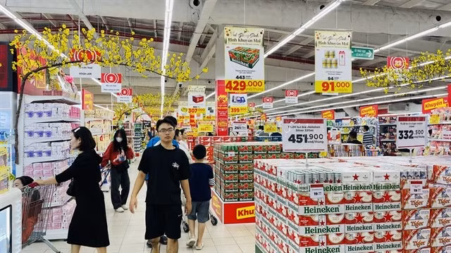 Consumers shop at a supermarket in Hanoi. (Photo: VNS/VNA)