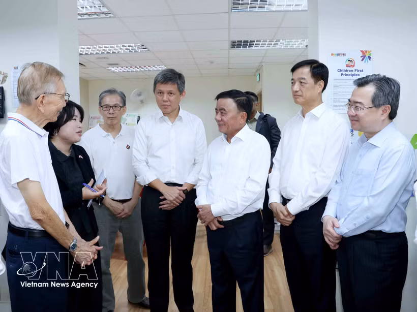 Politburo member and Standing Member of the CPV Central Committee’s Secretariat Tran Cam Tu (third from right), together with Vietnamese and Singaporean officials, visits a meet-the-people session branch of the People’s Action Party on August 24. (Photo: VNA)