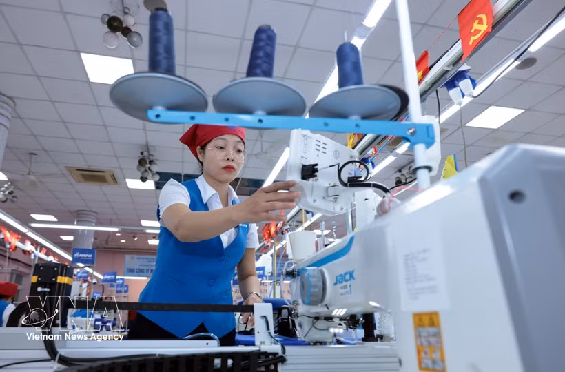Garment and textile exports generated 46 billion USD in 2025, with the sector targeting 48 billion USD in 2026. (Photo: VNA)