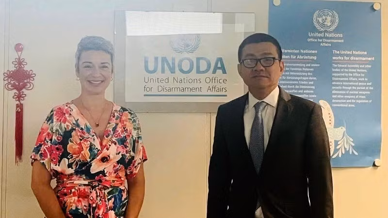 Vietnamese Ambassador Vu Le Thai Hoang (right) and Chief of the UN Office for Disarmament Affairs (UNODA) at Vienna Rebecca Jovin (Photo: Nhan dan Newspaper)