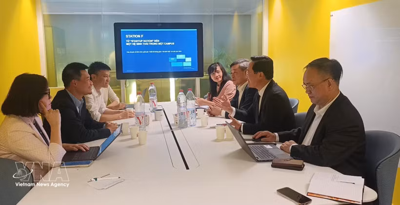 The meeting between the delegation from the CPV Central Committee’s Commission for Policy and Strategy and Station F (Photo: VNA)