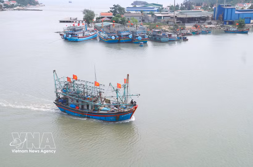 A fishing vessel enters the Lach Quen estuary in Quynh Phu commune, Nghe An province. (Photo: VNA)