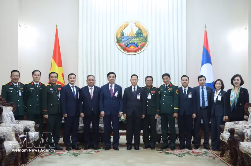 Defence officials of Vietnam and Laos at the meeting in Vientiane on October 8, 2026 (Photo: VNA) 