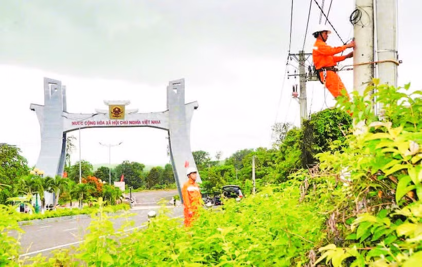 Workers of the Duc Co Power Company in Gia Lai province examine electricity facilities in the vicinity of the Le Thanh International Border Gate. (Photo: nhandan.vn)