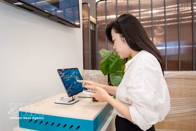 Customers can independently carry out digital transactions, thereby saving time and simplifying procedures. (Photo VNA)