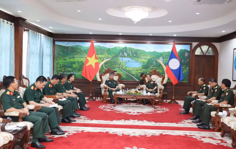 The meeting between Vietnamese Deputy Minister of National Defence Lt. Gen. Nguyen Van Hien and Lao Minister of National Defence Sen. Lt. Gen. Khamlieng Outhakaysone in Vientiane on July 10 (Photo: VNA)
