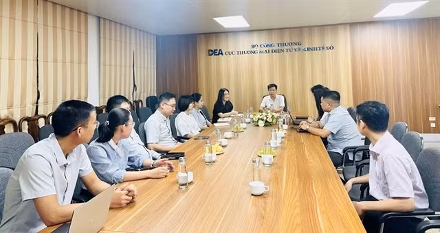 Representatives of the Centre for E-commerce and Digital Technology Development (eComDX) and Vu Hai Technology Application JSC at the signing ceremony. (Photo: Ministry of Industry and Trade)