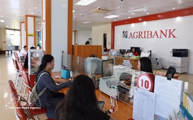 Transactions at Agribank in Lai Chau province. Deputy Prime Minister Nguyen Van Thang has asked banks to cut lending interest rates by 1.5-2 percentage points for production, business and priority sectors. (Photo: VNA)