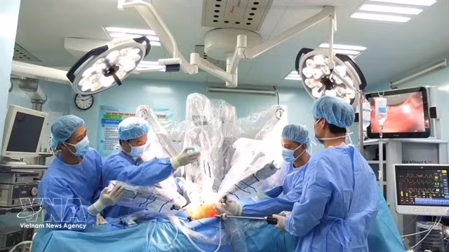 Robotic surgery for organ transplantation at Binh Dan Hospital (Photo: VNA)