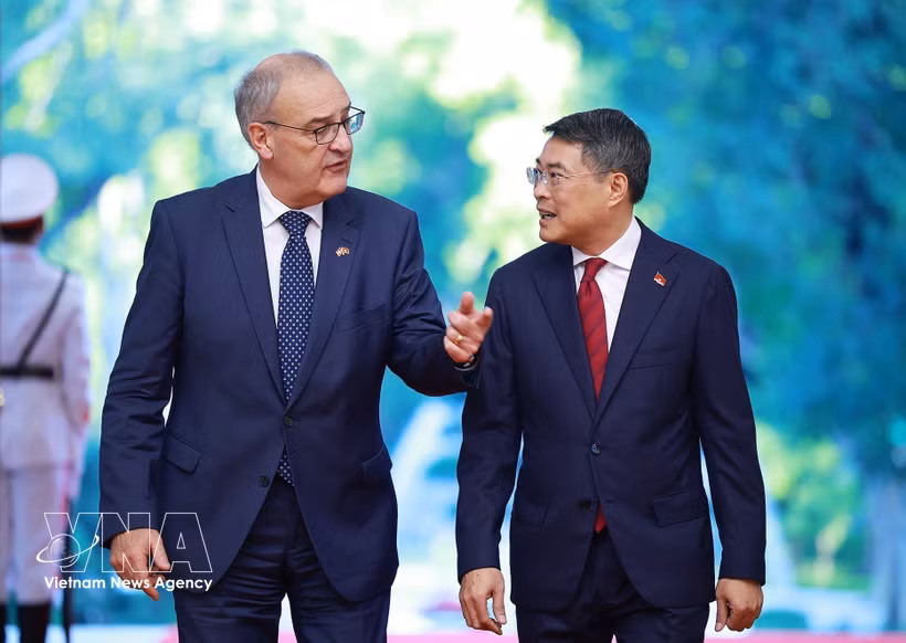 Prime Minister Le Minh Hung (right) meets with Swiss President Guy Parmelin in Hanoi on October 17, 2026. (Photo: VNA)