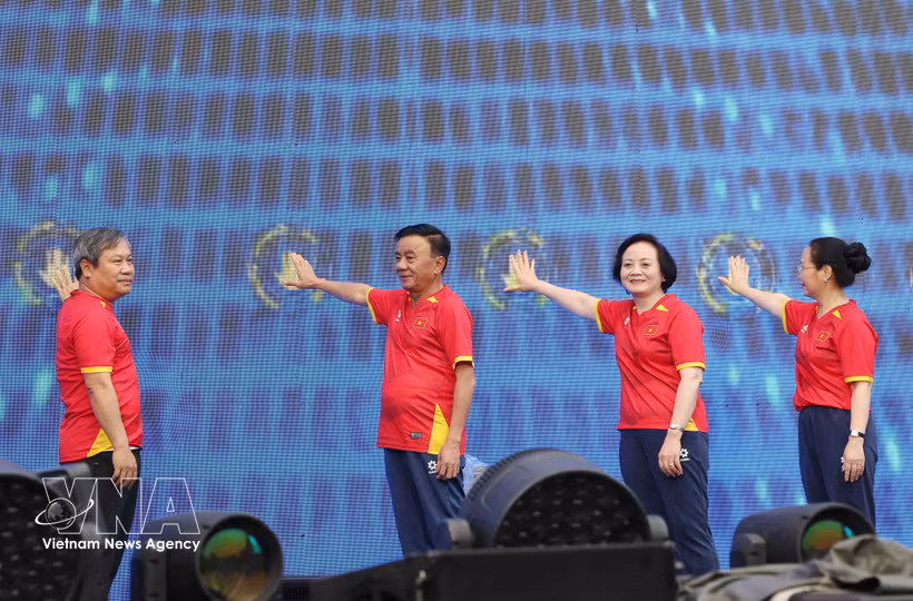 Permanent Member of the Party Central Committee’s Secretariat Tran Cam Tu (second, left), Deputy Prime Minister Pham Thi Thanh Tra (second, right) and other officials launch the national sports campaign in Hanoi on October 10, 2026. (Photo: VNA)