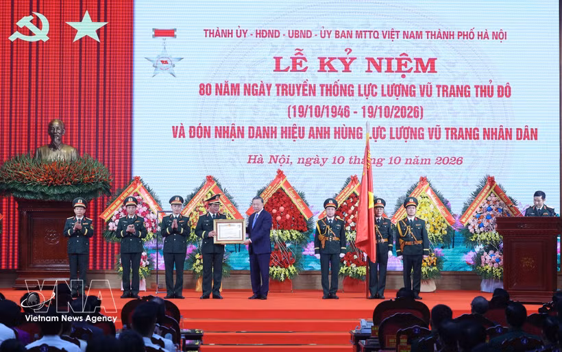 General Secretary of the Communist Party of Vietnam Central Committee and President To Lam presents the title of Hero of the People's Armed Forces to the Hanoi Capital Military Command at the ceremony on October 10, 2026. (Photo: VNA)