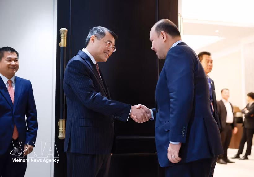Prime Minister Le Minh Hung (left) meets with Cambodian Deputy Prime Minister Hun Many, who is also President of the Union of Youth Federations of Cambodia (UYFC), in Phnom Penh on October 10, 2026. (Photo: VNA)