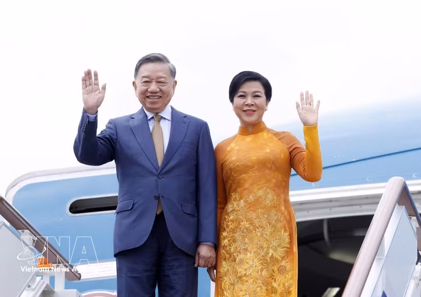 General Secretary of the Communist Party of Vietnam Central Committee To Lam and his spouse, Ngo Phuong Ly, arrive at Vnukovo international airport in Moscow on September 7 afternoon (local time). (Photo: VNA)