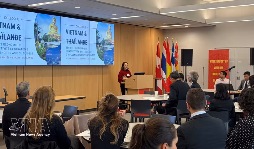 Tran Thu Quynh, Trade Counsellor at the Vietnamese Embassy in Canada, speaks at the conference at Laval University in Quebec, Canada. (Photo: VNA)