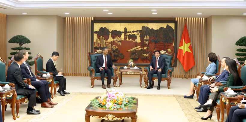 Deputy Prime Minister Nguyen Van Thang (right) receives Chairman and CEO of US-based R3 Lithium Linh Austin in Hanoi on September 21. (Photo published by VNA)