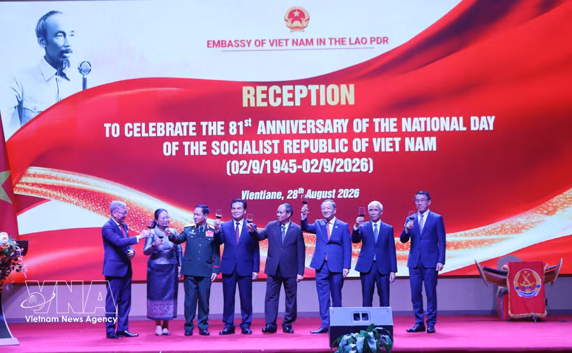 Vietnamese Ambassador to Laos Nguyen Minh Tam (third from right) and Lao officials toast the 81st anniversary of the August Revolution and National Day of Vietnam at the ceremony in Vientiane on August 28. (Photo: VNA)