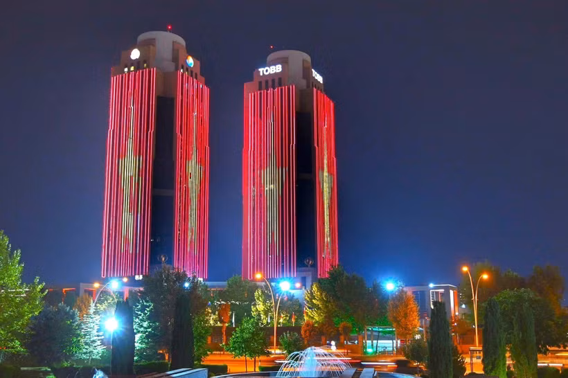 The twin towers of the Union of Chambers and Commodity Exchanges of Türkiye (TOBB) in Ankara are brilliantly illuminated with the image of Vietnam's national flag. (Photo: Vietnamese Embassy in Türkiye)