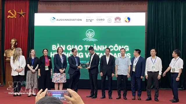 Representatives of the Australian Embassy in Vietnam, STAMEQ and project partners attend the handover ceremony for the V-Standard platform in Hanoi on July 17. (Photo: VNS/VNA)
