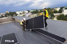 Installing rooftop solar power systems. (Photo: VNA) 