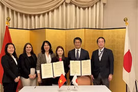 The Japanese Embassy in Vietnam and Plan International Japan, a non-governmental organisation, on March 25 signs a non-refundable aid agreement to launch a project on advancing gender-equal education for children in northern mountainous areas. (Photo: VNA)
