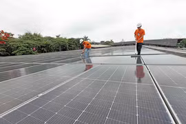 Maxport Limited Company (Vietnam) invests over 42 billion VND in rooftop solar power systems at two Maxport 8 factories in Vu Thu district, Thai Binh province. (Photo: VNA)
