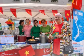 Claudia Roth, a member of the German Bundestag, visits the Vietnamese booth at the festival. (Photo: VNA)