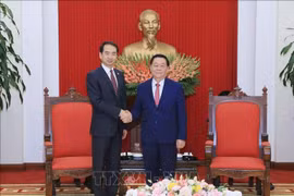 Politburo member, Secretary of the Party Central Committee and Chairman of its Commission for Information, Education and Mass Mobilisation Nguyen Trong Nghia (right) shakes hands with Chinese Ambassador to Vietnam He Wei at their meeting on March 19. (Photo: VNA)