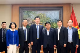 Deputy Prime Minister Nguyen Chi Dung (fourth from right) and delegates pose for a group photo at the meeting. (Photo: VNA)