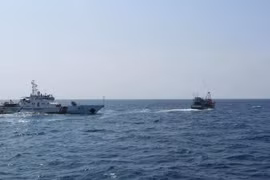 A ship of the Coast Guard Region 4 High Command patrols on the southwestern sea area. (Photo: VNA)