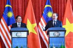 Vietnamese, Malaysian PMs hold joint press conference following Kuala Lumpur talks